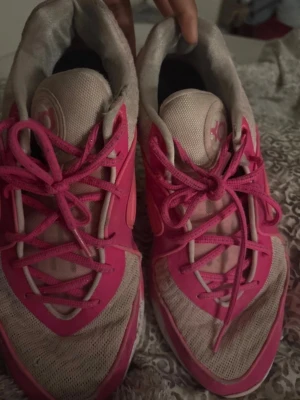 Nike KD rosa sneakers - Snygga Nike KD sneakers i rosa och beige mesh med coola detaljer och mönstrad sula. Skorna har lågt skaft och är perfekta för dig som gillar sportig stil och färg. Ikonisk KD-logga på plösen och slitstark yttersula.