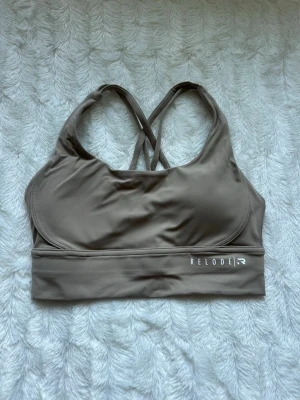 Mercy - Top, beige (Relode) - Super snygg sport-bh i beige från Relode med korsade axelband i ryggen. 😍
