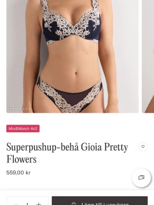 Superpushup-bh Gioia Pretty Flowers - Superpushup-bh från Gioia i mörkgrön och grön med vackra blommiga spetsdetaljer. Bh:n har vadderade kupor och bygel för extra lyft och form. Axelbanden är dekorerade med spets och ger en romantisk känsla. Perfekt för dig som vill ha extra pushup och snygg design,även en vanlig grå med ljusgrå spets. Den gröna är i storlek 85B och den gråa är i storlek 95B. Säljer båda men ni får gärna höra av er om ni bara skulle vilja köpa en av dem,priset går absolut att disskutera.