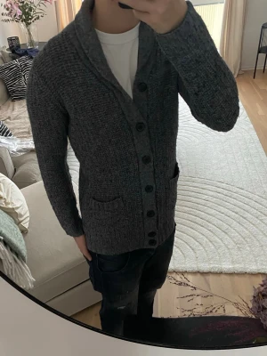 Stickad cardigan - Tvär fet cardigan! | Perfekt nu till vintern! 🕯️ | Jag på bilden är 185cm | Hör av dig vid fundering!