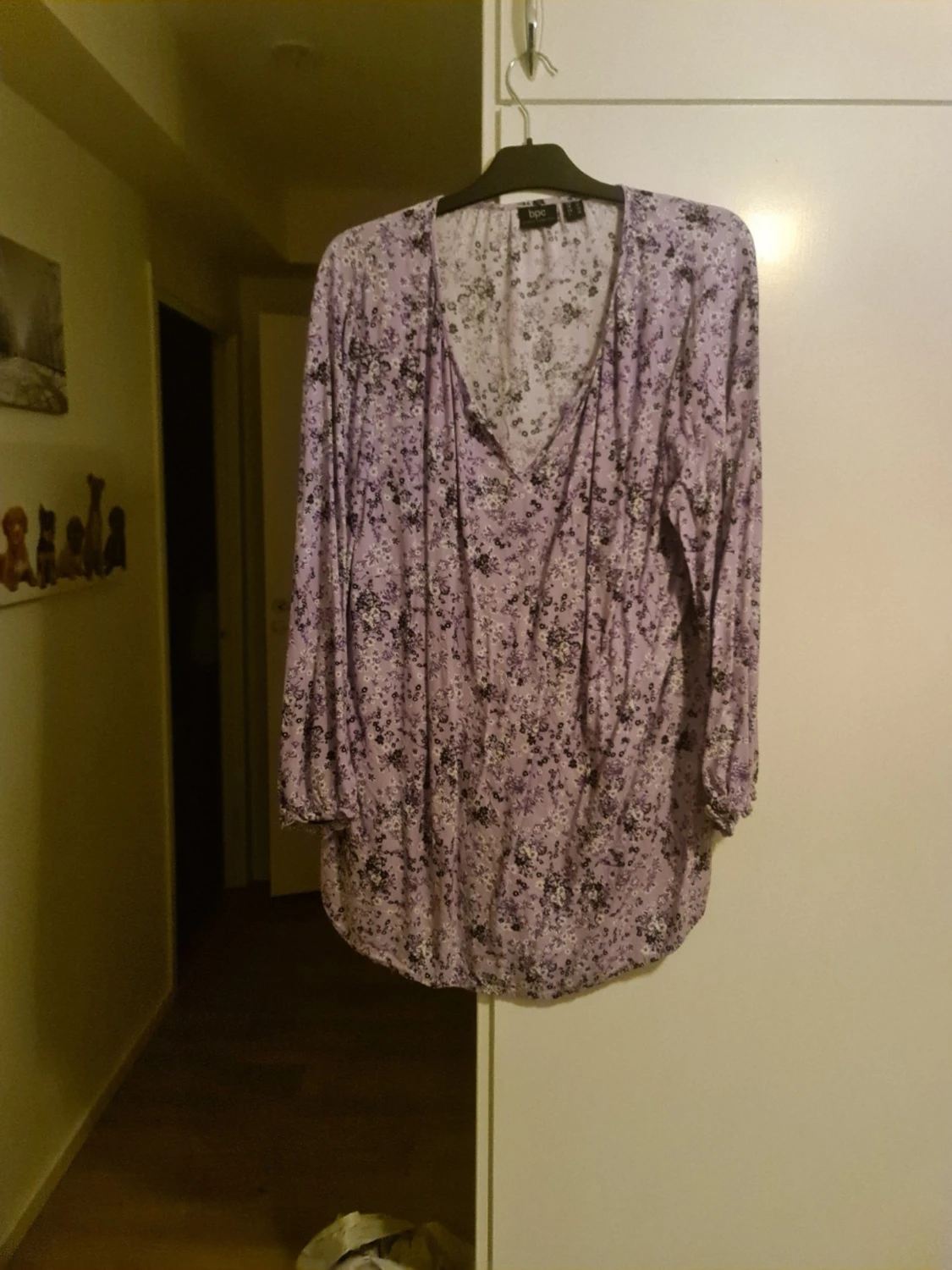 Lila blommig blus med v-ringning