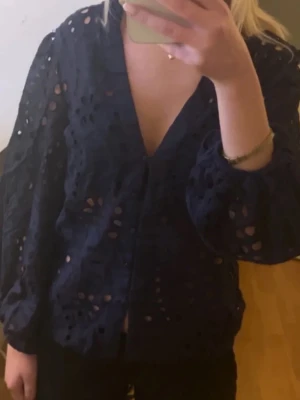 Marinblå broderad blus med v-ringning - Säljer min fina blus! Som e perfekt till utgång, sommar. Har både i vit och marinblå💓