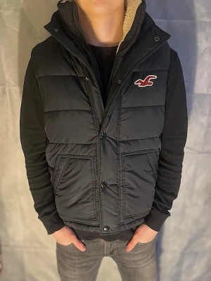 Hollister väst  - Hollister väst! || Sälsynt snygg Hollister Väst || Storlek ~ S || Bara höra av sig vid frågor!! || Vårt pris ~ 549kr || 