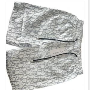 DlOR Badshorts - Snygga vita badshorts från DlOR. Sorlek M. Perfekta för sommaren när du vill sticka ut med lyxig streetstyle. 