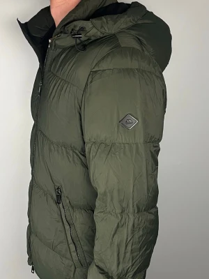 J.Lindeberg jacka - Säljer en riktigt snygg och trendig J.Lindeberg jacka i fint skick, storlek XS men passar även S, vid frågor är det bara att skriva //Gramenti