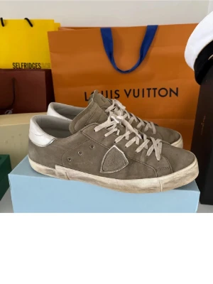 Philippe Model skor - Säljer ett par Philippe Model sneakers som är använda och lite slitna men fortfarande i bra skick Skorna har normalt bruksslitage men är hela och fullt användbara Bekväma och stilrena sneakers som passar både till vardag och mer uppklädda outfits Säljer dem eftersom de inte längre används Hör av dig vid frågor eller om du vill ha fler bilder. 7,5/10