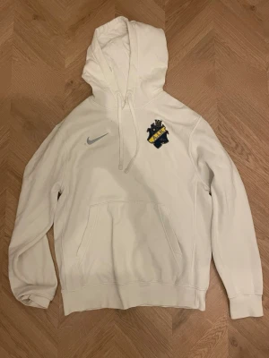 Aik hoodie storlek S - AIK hoodie köpt från aik shopen. Tröjan är i gott skick men har en liten fläck som syns på bilden. Storlek S