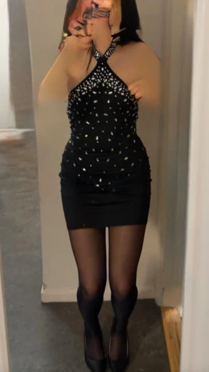 Svart kort klänning med paljetter - Snygg svart kort klänning med halterneck och glittriga paljettdetaljer. Klänningen har en åtsittande passform och är perfekt för dig som vill sticka ut. Materialet känns stretchigt och bekvämt.