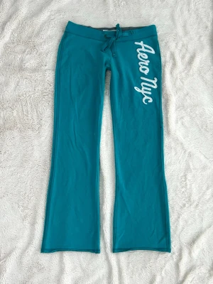 Aeropostale lågmidjade byxor  - Ett par lågmidjade byxor från Aeropostale i storlek M. Kan upplevas mindre i storlek, likt en S. Rakt över midjemått: ca 37cm. Innebenslängd: ca 73cm. Se enstaka fläckar. Retur (80%) godkänd ✅.  Jag fraktar inom 24h, frakt med PostNord prioriteras. Se liknande plagg i min profil!