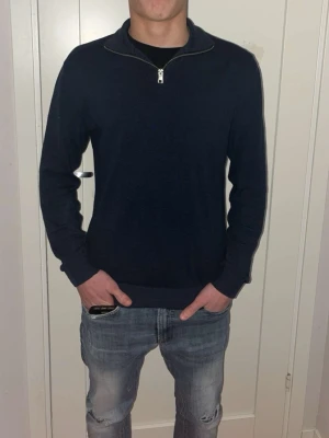 Mörkblå halvzip jack and Jones - Snygg mörkblå tröja med halv dragkedja i halsen. Perfekt till jeans för en clean och stilig stil. Passar riktigt bra på mig som är 177.