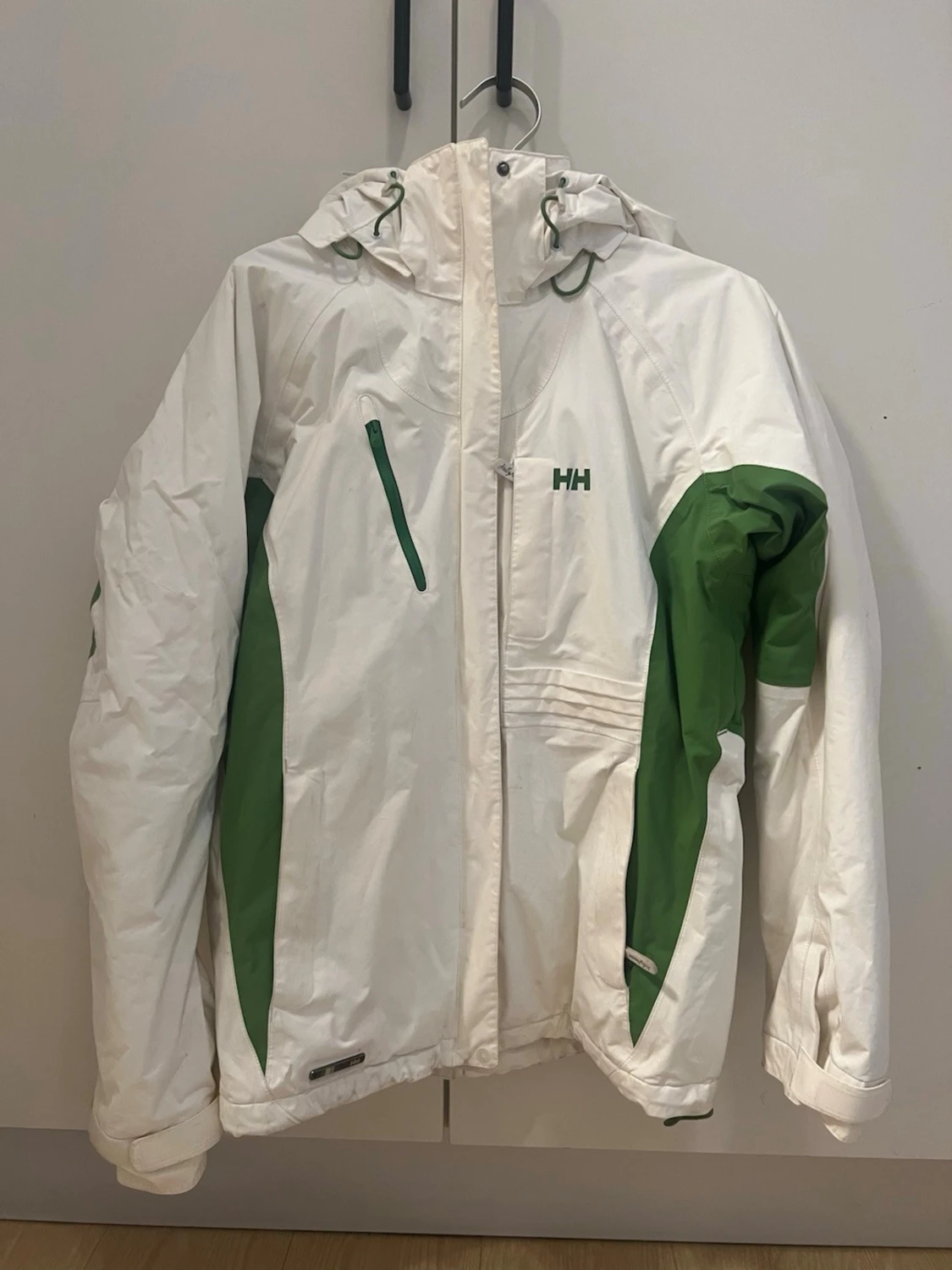 Vit och grön vindjacka från Helly Hansen