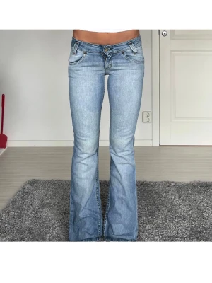 Lågmidjade bootcut jeans  - Snygga ljusblå jeans från Lee med bootcut passform och klassiska fem fickor. Jeansen har låg midja och är tillverkade i mjuk bomullsdenim. Säljer då dom ej kommer till användning 💕 pris går att diskuteras 💕