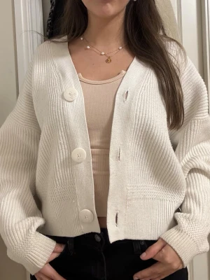 Stickad kofta - Vit stickad kofta med knappar, super skön och perfekt till vintern💕storlek M/S