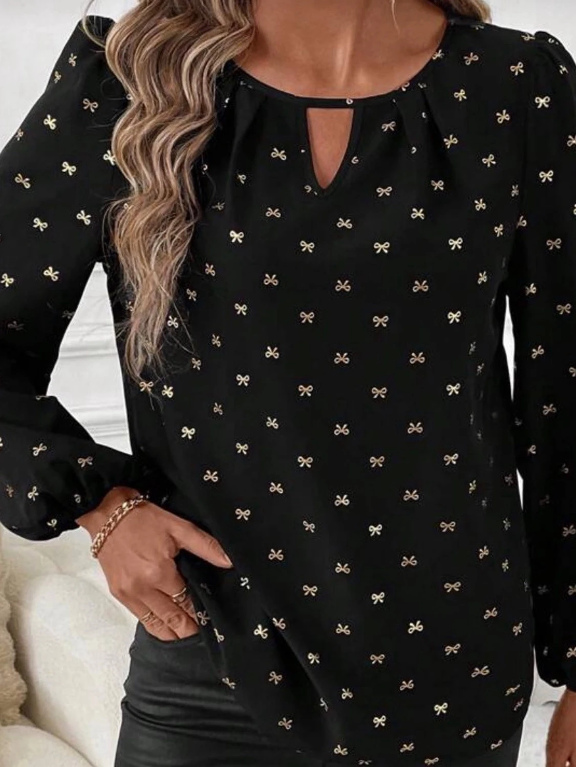 Svart blus med små rosetter - 1