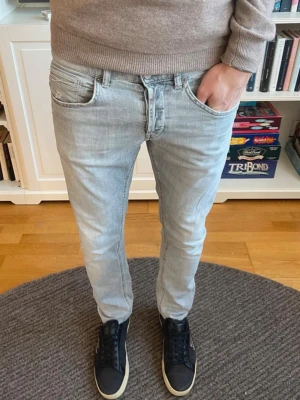 Dondup jeans - Hej, säljer nu dessa riktigt snygga och eftertraktade gråa Dondup jeans. | Modellen är George och han på bilden är 178. | Hör av er vid frågor!🌟