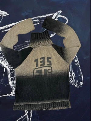 Vintage Stickad Diesel Cardigan⛽️ - Säljer denna feta vintage stickade Diesel cardiganen som ja nästan kan lova inte går att få tag på nån annanstans!🔥Passar mellan s-l beroende på önskad passform!