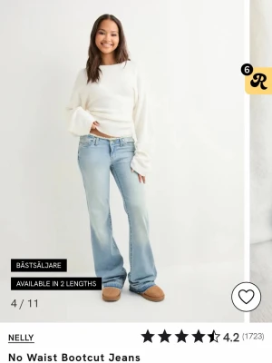 Ljusblå bootcut jeans från Nelly - Säljer ett par ljusblå bootcut jeans från Nelly med låg midja och klassisk femficksdesign. Jeansen har en snygg utsvängd passform nertill och är tillverkade i mjukt denimtyg. Perfekta för en trendig och avslappnad look. Skriv för fler bilder💕