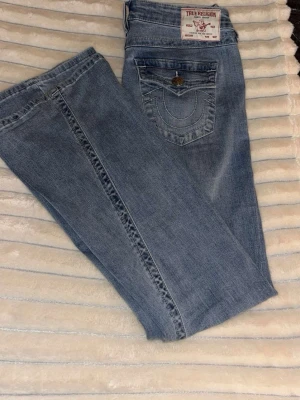 JOEY LOW RISE FLARE - Säljer ett par ljusblå jeans från True Religion . Andvända 1 gång så i nyskick. Nypris 1299kr mitt pris 1000kr 