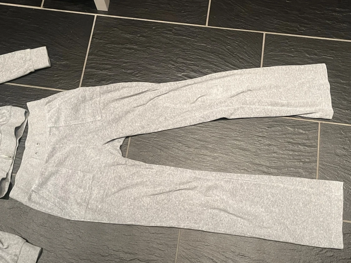 Grå mjukisbyxor med fickor - 3