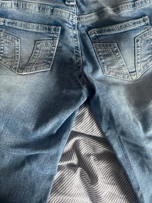 Blåa jeans  - Blåa jeans som sitter perfekt för mig som är 172cm har använt 5 gånger ❤️