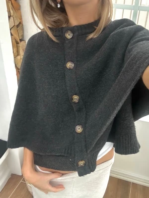 Stickad poncho  - En poncho från Zara i storlek S. Jag fraktar inom 24h. 