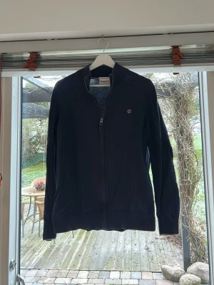 Stickad tröja Timberland - Säljer en stickad marinblå tröja från Timberland. Tröjan är i storlek M men sitter mer som S. Den är sparsamt använd och är i bra skick. Hör av er vid eventuella frågor.