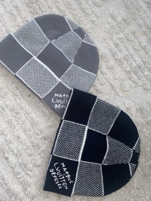 Lv mössor  - Lv mössor i färgen svart och grå 