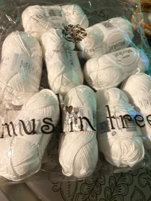 Nya Vitt garnpaket Drops Muskat Snövit garn mjukt  bumul  - Säljer ett paket  med nio  vitt garn nystan  från Drops Muskat. Garnet är gjort av merceriserad bomull och passar perfekt till stickning eller virkning av olika projekt. Varje nystan är prydligt förpackat och har en mjuk och glansig finish. * kontakta mig gärna innan köp tack ni kan handla utav mig direkt ni får mitt nummer vid intresse. Mvh Anna 