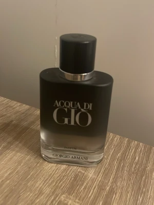 Acqua di Giò Parfum Giorgio Armani (20ml) - Acqua di Giò Parfum från Giorgio Armani i en stilren svart glasflaska med silverdetaljer. Flaskan har en matt finish som tonar ut mot klart glas i botten och ett svart lock. En ikonisk doft som känns både fräsch och elegant. 20ml kvar nypris 1000