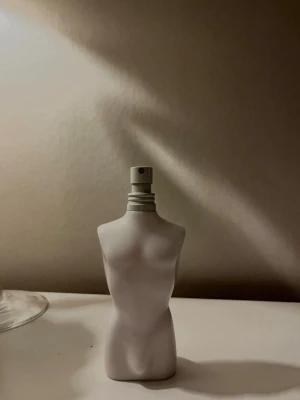 Jean Paul Gaultier fleur du mâle - Jean Paul Gaultier Fleur du Mâle, 5ml sample. Det är en manlig parfym med örtiga och aromatiska ackord, dominerad av Neroli, Kamomill, Petitgrain och Basilika. Parfymen har en enorm sillage och 8+ timmars hållbarhet, perfekt för Dagtid under Vår och Sommar. Signature scents kan ge dig priserna: [3ml, 94 kr], [5ml, 156 kr] och [10ml, 312 kr]. Nypris: 2340kr.                                                         Skriv vänligen vid frågor😊