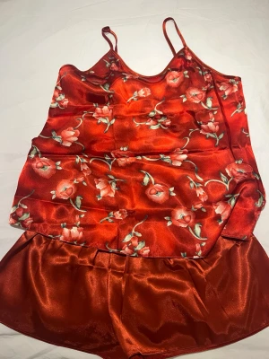 Pyjamas  - Helt nya , satin och jätte sköna