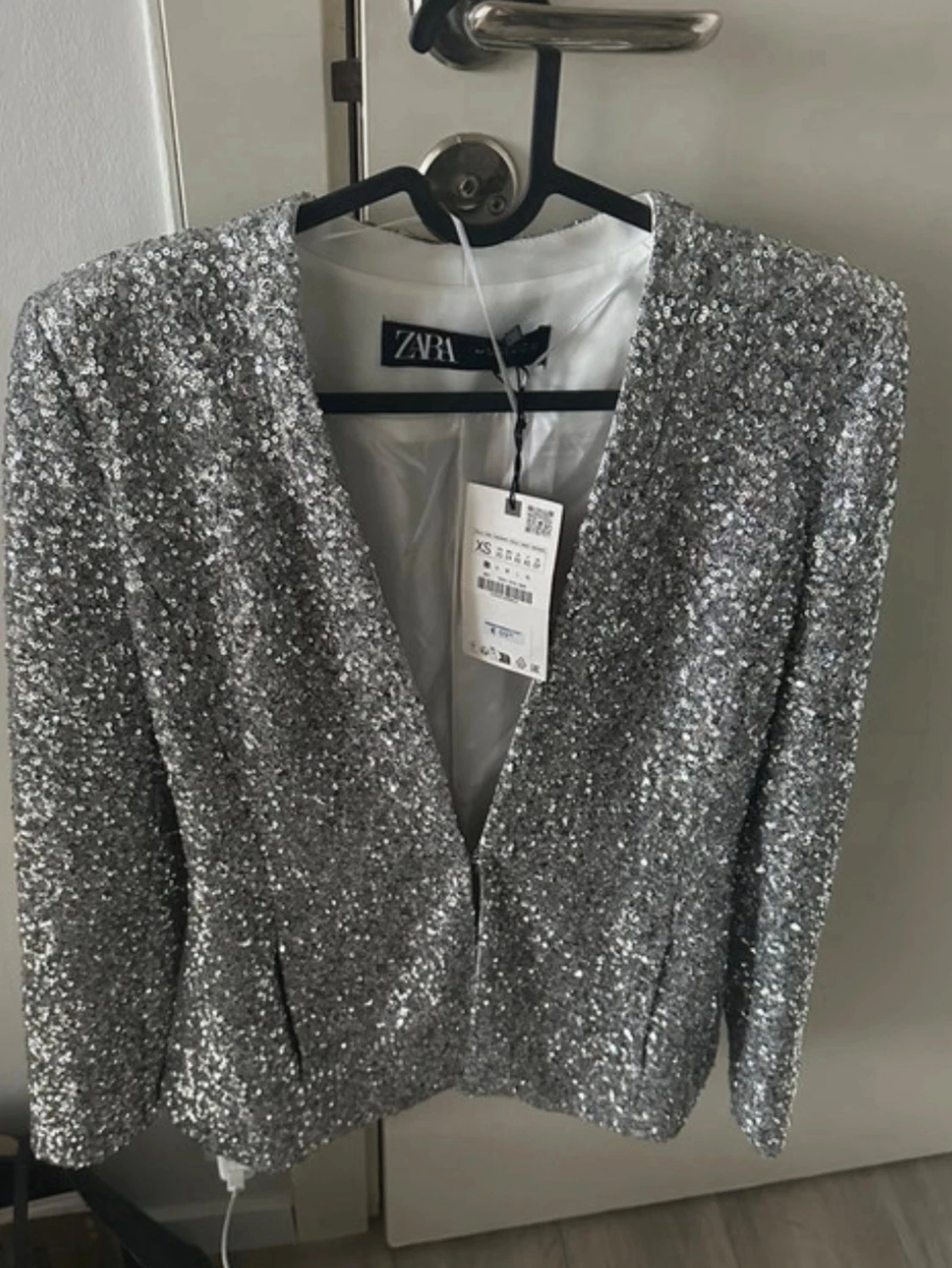 Glittrig silverkavaj från Zara