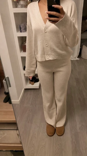 Beige stickad mjukis sätt - Ett jätte fint och mysigt beige sätt från HM  Perfekt att kunna ha tröjan både så som den är eller mer som en kofta med något under,Tröjan är i storlek S och byxorna är i XS,hela sättet köptes för 679kr men säljer nu för det inte kommer till så mycket användning för mig💕om man bara vill köpa något av plaggen och inte tillsammans går det att diskutera 💕