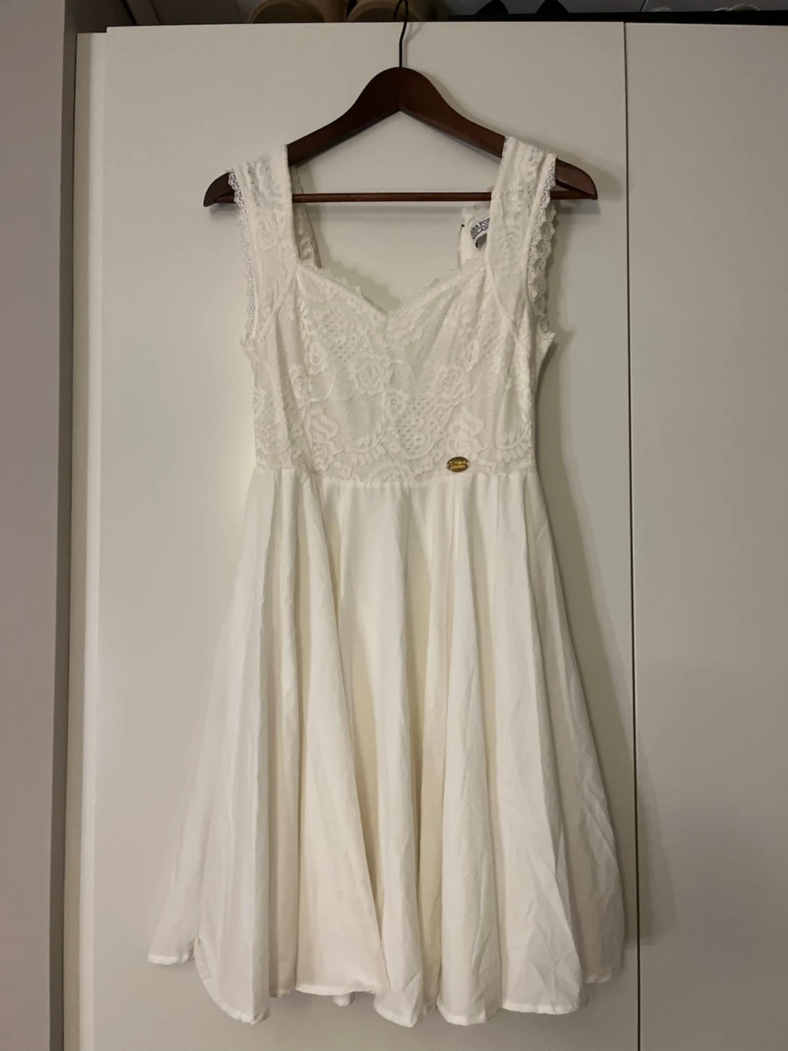 Vit kort spetsklänning