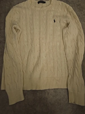 Kabelstickad Polo Ralph Lauren - Kabelstickad Polo Ralph Lauren tröja. Storlek M. Skick 8/10