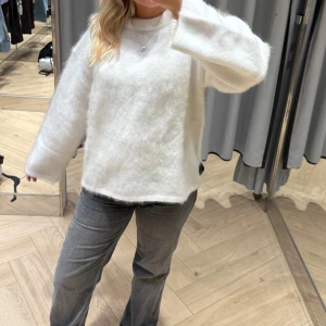 Stickad tröja HM - Säljer denna superfina stickade tröja med alpacka ull från HM🥰sparsamt använd,  stor i storleken. Nypris 700kr säljer för 500kr