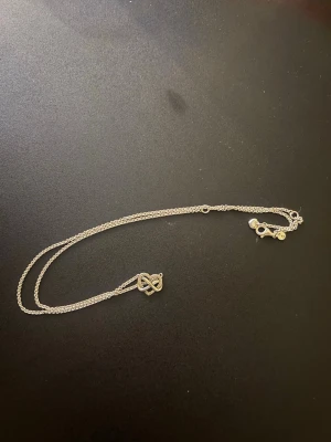 Silverhalsband med hjärta och evighetssymbol - superfint silvrigt hjärthalsband! kommer ifrån pandora och är helt nytt. Inga defekter, Box tillkommer