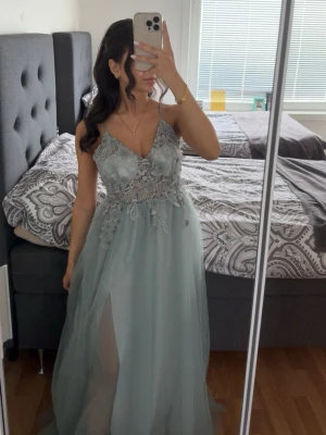 Fest/balklänning - Säljer denna fina klänningen i storlek 34/xs. Klänningen är endast använd en gång i några timmar och är därför i bra skick. Klänningen är turkos/blå och har en slits framtill och öppen rygg med snörning. Hör av er för fler bilder eller vid frågor och funderingar. Pris kan diskuteras vid snabb affär 🌸