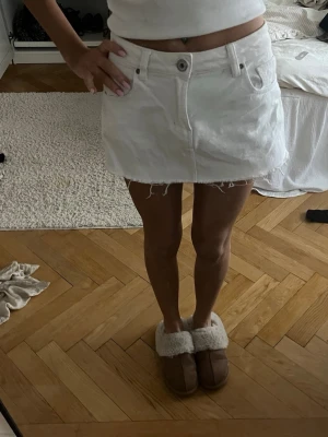 Vit jeanskjol  - Super skygg vit kjol 