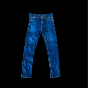Blå jeans från Replay - Säljer ett par trendiga blå jeans från Replay. De har en klassisk femficksdesign med snygga detaljer och en bekväm passform. Perfekta för både vardag och fest! De är i strl 31 och är använda men i bra skick. Ställ alla frågor du har!