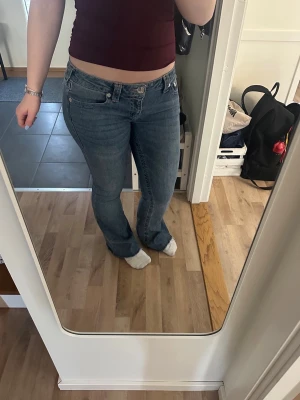 True religion low rise bootcut jeans - Säljer ett par blåa true religion jeans, jeansen är lågmidjade och modellen är bootcut. Jeansen passar dig som är ca 165cm lång och midjestorleken är 28, jeansen är avklippta i benen. Köpte jeansen för 1199kr💕frakten står jag inte för