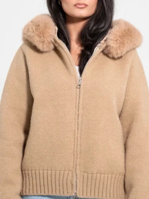 Beige pälsjacka med dragkedja - Beige pälsjacka med fluffig krage i fuskpäls och ribbade muddar. Jackan har en rak passform, lång ärm och stängs med dragkedja framtill. Perfekt för dig som vill ha en mysig och trendig look.