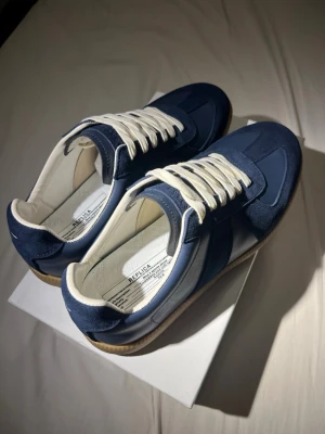 Helt nya Maison Margiela Gats - Helt nya mörkblåa Gats, skriv för mer info.     Skokartong ingår.                                                          Innersula 28 cm.                                                        True to size.                                                             0bs lnte 0rglnaI.                                                           Skriv för mer bilder     