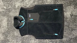 Svart fleeceväst från Patagonia S - Säljer en svart fleeceväst från Patagonia i storlek S. Västen har två fickor med dragkedja och blå detaljer på dragkedjorna samt en bröstficka. Perfekt för lager-på-lager och outdoor-vibe. Knappt använd