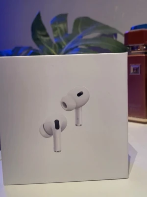 Apple AirPods Pro 2 MagSafe USB-C - Säljer ett par Apple AirPods Pro (2nd Generation) med MagSafe-laddningsetui och USB-C. Hörlurarna är vita, har en stilren och kompakt design med silikonproppar för bra passform. Perfekta för dig som vill ha trådlöst ljud och brusreducering.