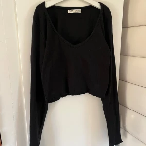 Långärmad topp från Pull&bear  - Snygg, långärmad topp från Pull&bear i svart             Storlek M men sitter mer som en S                   Ribbat material med längre ärmar