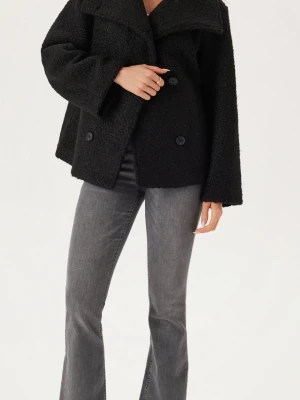 Svart kappa med bred kraga - Snygg svart kappa med bred krage och dubbelknäppning framtill. Jackan har en loose passform. Använd några få gånger