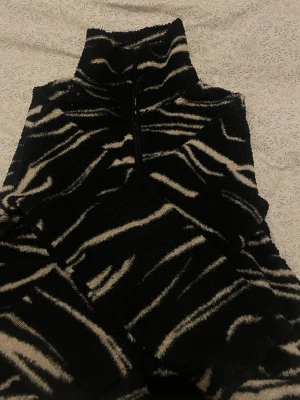 Teddyjacka - Mysig teddyjacka från H&M i svart och beige möster. Jag tror att den är i storlek M men passar även S.