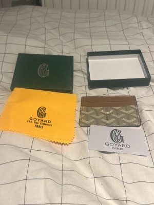 G plånbok brun/grå. - En G plånbok med mönster. Allt på bilderna medföljer 