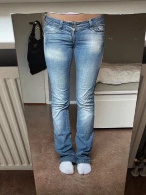 Ljusblåa only jeans - Lågmidjade jeans. Midjemått 38cm Innerbenslängd 83cm Lite slitna längst ner, men inget man tänker på!